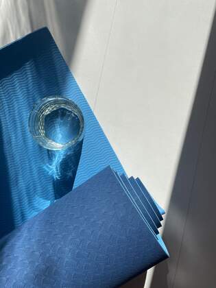Yoga-Detailaufnahme mit Matte und Hilfsmitteln