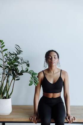 Konzentrierte Yogapraxis in ruhiger Atmosphäre