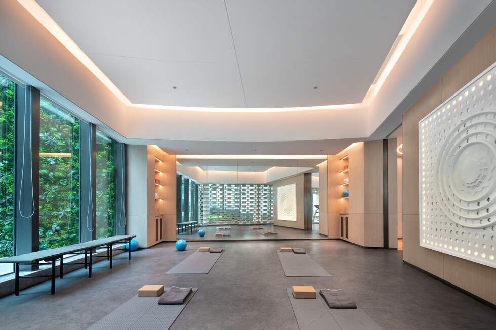 Ruhige Steinarchitektur als Symbol für Yoga in besonderen Räumen
